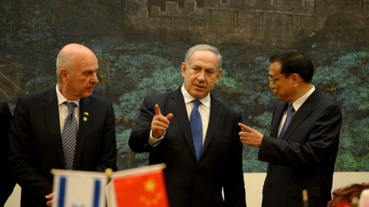 Israeli Prime Minister Benjamin Netanyahu (center) talks to China's Premier Li Keqiang (right) during a signing ceremony at the Great Hall of the People in Beijing on May 8, 2013. Photo: Avi Ohayon/GPO/Flash90.