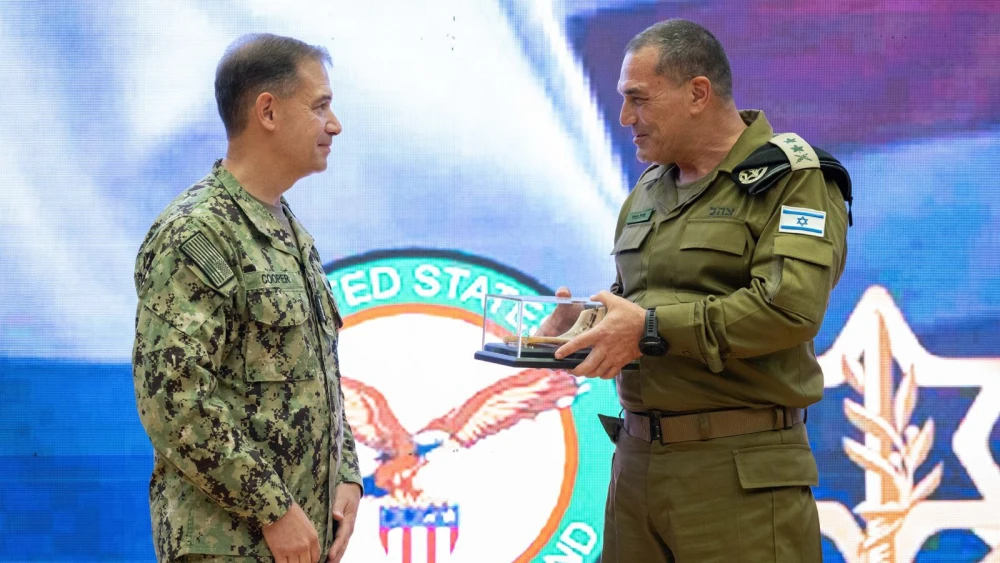 IDF Chief of the General Staff Lt. Gen. Eyal Zamir (right) presents a token of appreciation to U.S. Central Command (CENTCOM) Commander Adm. Brad Cooper during an operational forum on Aug. 11, 2026. Credit: IDF.