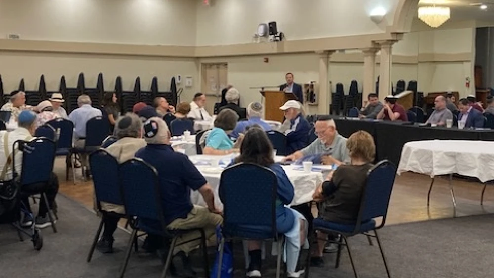 Participants listen to a SPIRIT hybrid panel presentation at Young Israel of Hollywood-Fort Lauderdale in Florida called “The Anglo Guide to Buying Real Estate in Israel,” March 2023. Credit: OU.