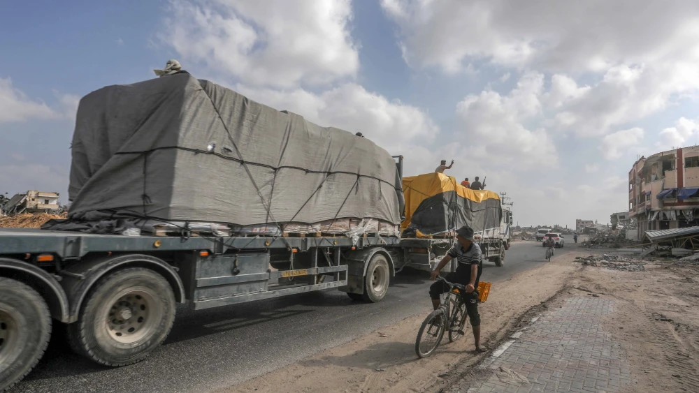 Trucks loaded with International humanitarian aid enter Gaza through the Israeli Kerem Shalom Crossing, in the southern Gaza Strip, on July 1, 2024. Photo by Abed Rahim Khatib/Flash90.