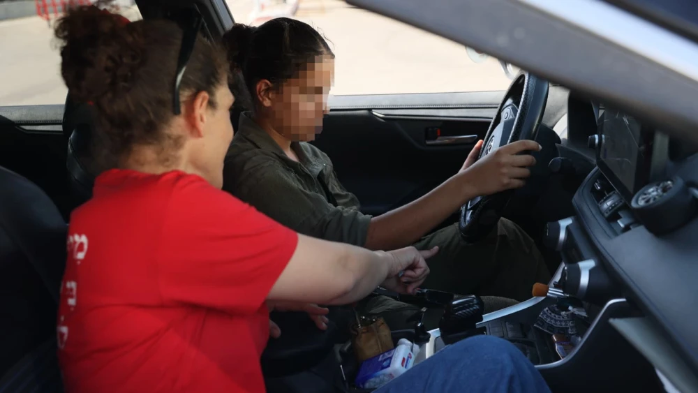 An IDF lone soldier takes a driving test during a “Yom Siddurim” event at Expo Tel Aviv, Oct. 22, 2026. Photo by Sivan Shachor.