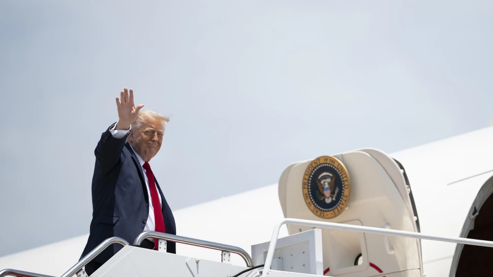 Trump waving plane Air Force One