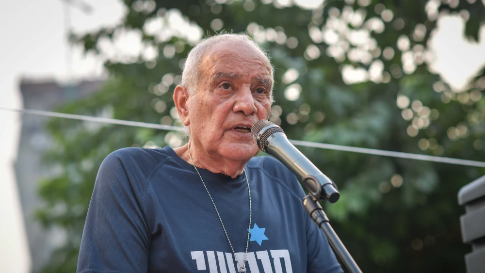 Former IDF Chief of Staff (res.) Dan Halutz speaks during a protest near the Kirya military headquarters in Tel Aviv of former and reserve air force pilots, along with other demonstrators, against the continuation of the war against Hamas and for the release of hostages held in the Gaza Strip, Aug. 12, 2025. Photo by Avshalom Sassoni/Flash90.