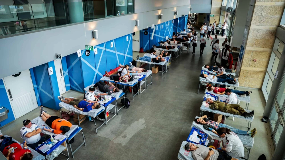 Hundreds of Israelis donate blood in Jerusalem, Oct. 9, 2023. Photo: Noam Revkin Fenton/Flash90