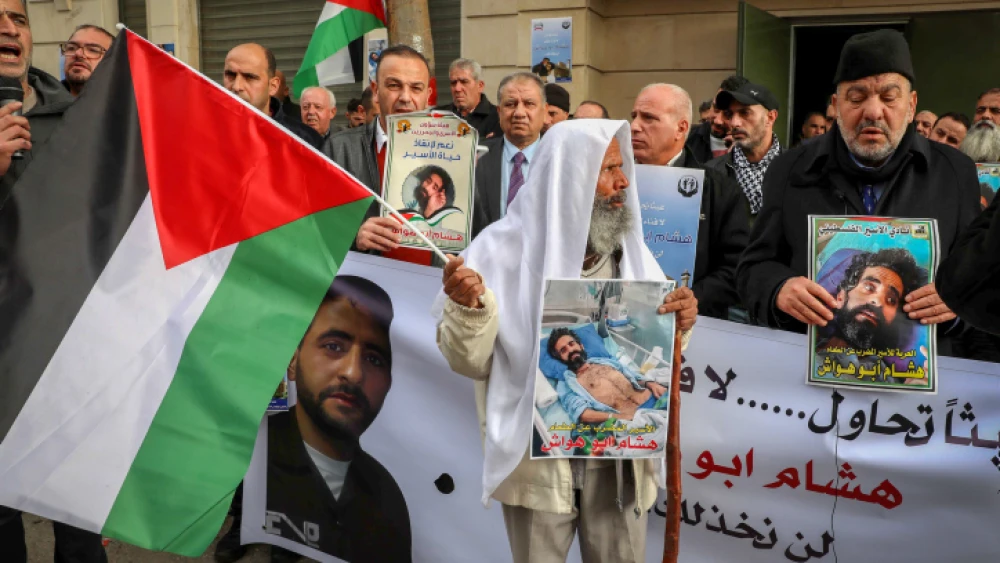 Palestinians protest to show solidarity with Palestinian prisoner Hisham Abu Hawash who is currently on hunger strike, in the West Bank city of Hebron, Jan. 2, 2022. Photo by Wisam Hashlamoun/Flash90.