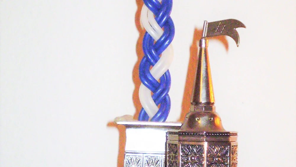 A Havdalah set. Source: Wikimedia Commons.