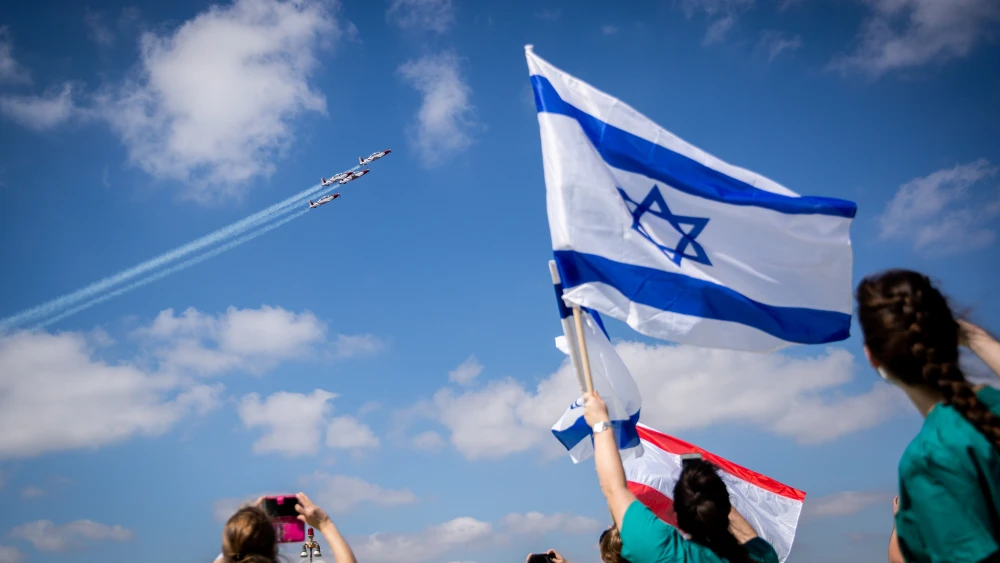 Hadassah Ein Kerem Medical team cheer an Israeli air force acrobatic team flies over Hadassah Ein Kerem hospital in Jerusalem on Israel's 72nd Inependence Day on April 29, 2020, Photo by Yonatan Sindel/Flash90.