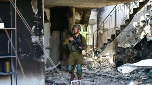 An IDF soldier at Kibbutz Be'eri, where Hamas terrorists killed 112 people, Oct. 13, 2023. Photo by Yossi Zeliger/TPS.