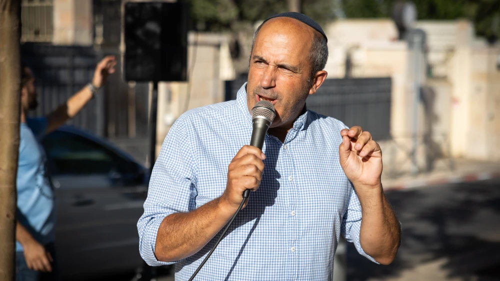 Jerusalem Deputy Mayor Arieh King speaks during a protest outside the French Consulate in Jerusalem, Israel, calling for its closure, September 29, 2025. Photo by Noam Revkin Fenton/Flash90.