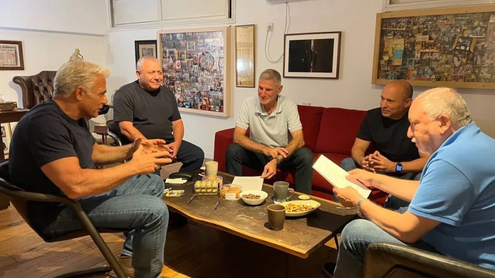 l. to r. Yair Lapid, (B'Yachad Party), Gadi Eisenkot (Yashar! Party), Yair Golan (Democrats Party), Naftali Bennett (B'Yachad) and Avigdor Lieberman (Israel Beiteinu Party) meeting at Lapid's home, Tel Aviv, Sept. 26, 2026. Credit: X/Yair Lapid.