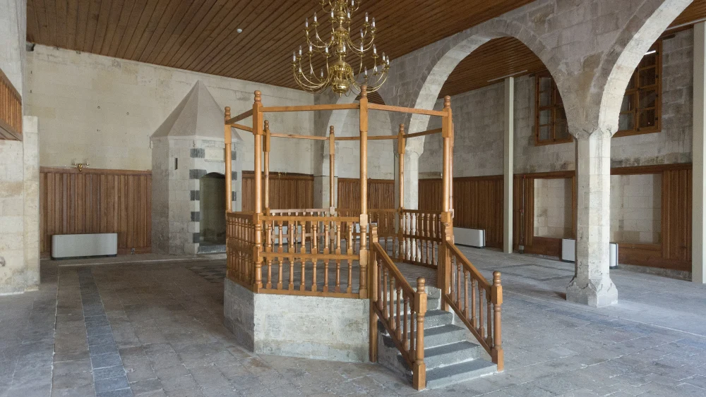 The interior of the now-abandoned Great Synagogue of Gaziantep in Turkey. Credit: Dosseman via Wikimedia Commons.