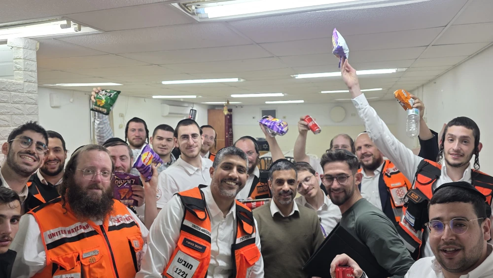 United Hatzalah EMTs celebrate together 