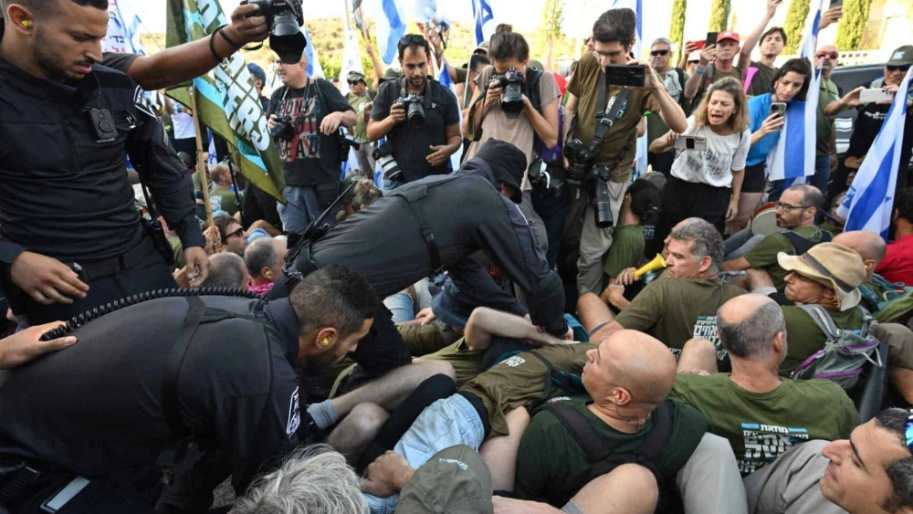Police begin to clear protesters blocking the road in Modi'in. Photo by Yossi Zeliger/TPS.
