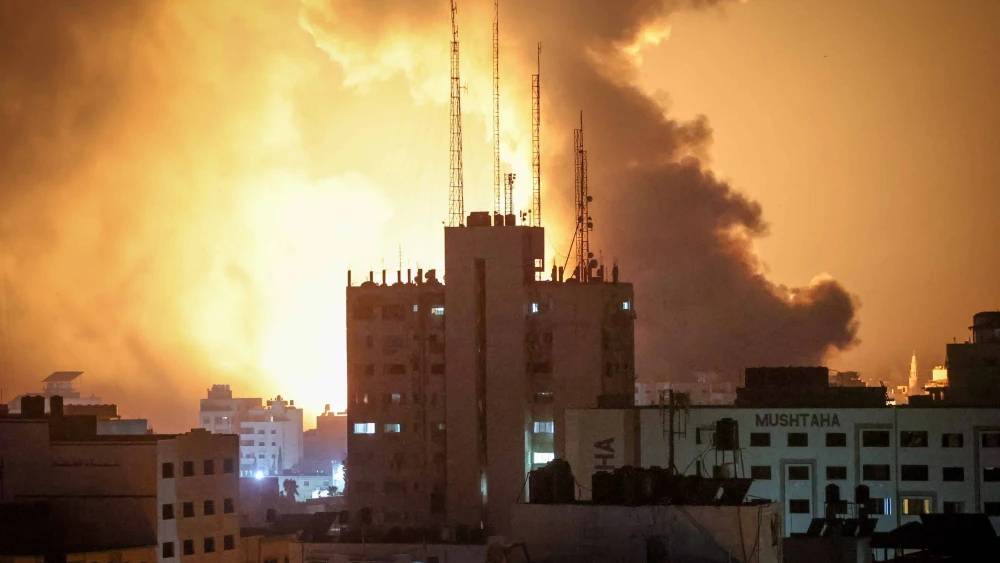 Smoke rises after Israeli airstrikes in the southern Gaza Strip, Oct. 8, 2023. Photo by Atia Mohammed/Flash90.