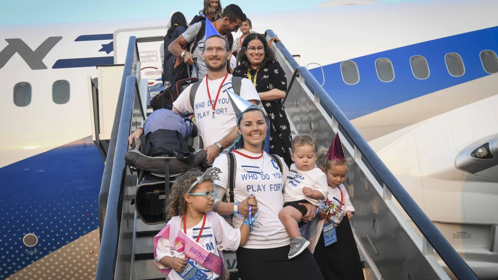 New immigrants from North America arrive on a flight organized by the Nefesh B'Nefesh NGO, at Ben Gurion airport in central Israel, Aug. 14, 2019. Photo by Flash90.