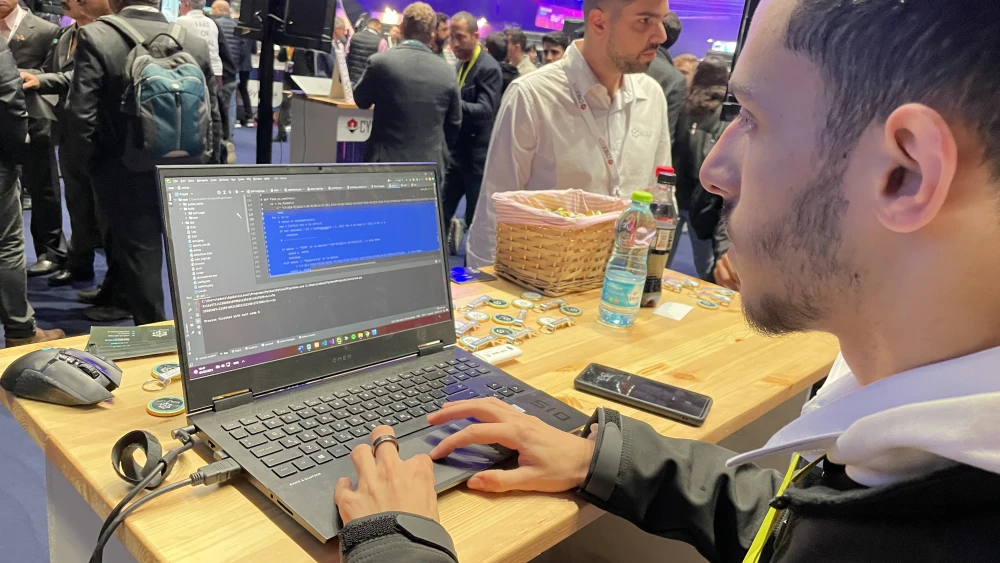 Whiz kid Eden Zaraf hacks at Cybertech 2023. Photo by Judith Segaloff.