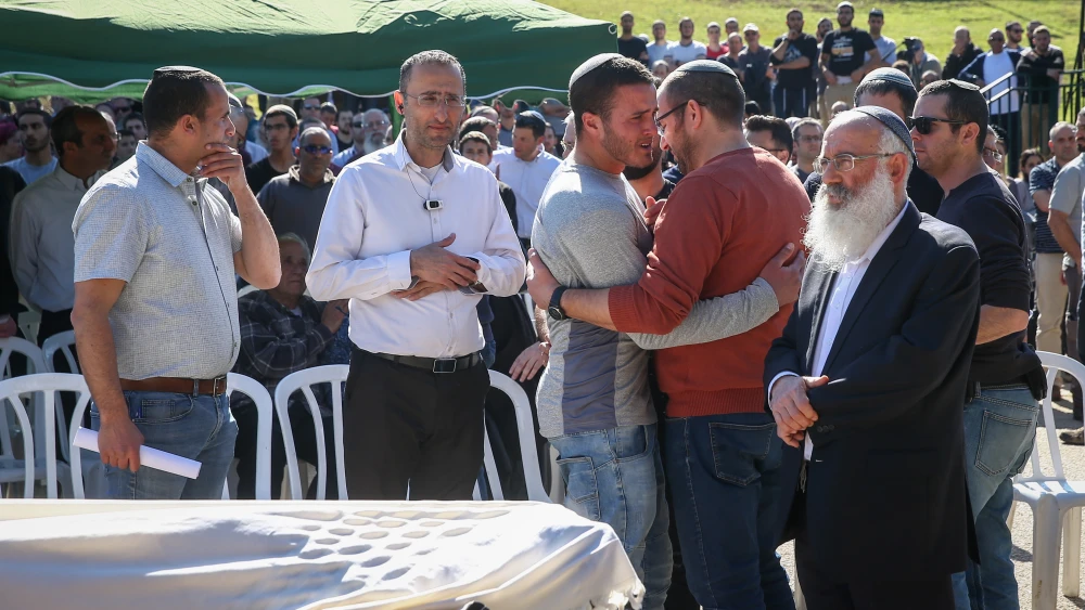 Family and friends attend the funeral of Rabbi Achiad Ettinger, who died after being shot in a terror attack near Ariel on March 17, in the Jewish settlement of Eli, March 18, 2019. Credit: Noam Revkin Fenton/Flash90.