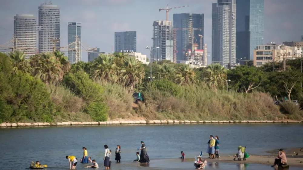 Ultra-Orthodox Jews enjoy park Hayarkon in Tel Aviv, during the summer holiday, Aug. 11, 2020. Photo by Miriam Alster/Flash90.