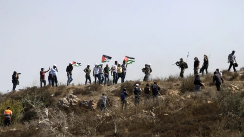 Israeli army forces separate Palestinians from Jews during clashes in the village of Asira al-Qibliya, near Yitzhar, Sept. 18, 2020. Photo by Nasser Ishtayeh/Flash90.