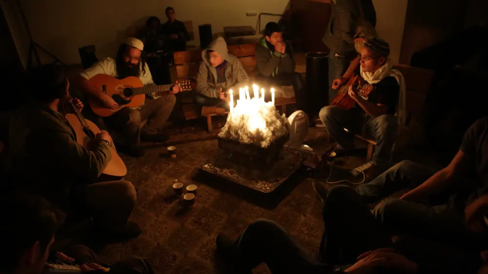 Hanging out at the Orthodox Union's Pearl and Harold Jacobs Zula Outreach Center in Jerusalem. Credit: Eliyahu Yanai.
