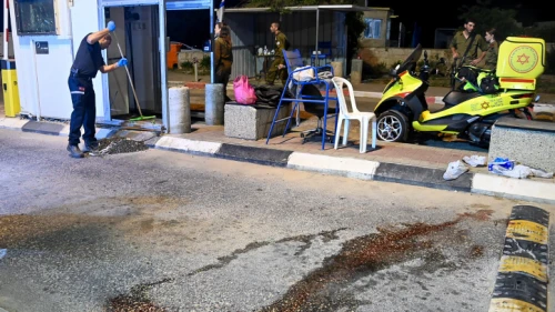 Israeli security and rescue personnel at the scene of a shooting attack at the entrance to Ariel, in Judea and Samaria, on April 30, 2022. Photo by Flash90.