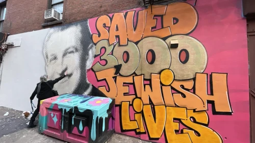 New Yorker Carol Romeo, a passerby, learns of Tibor Baranski’s heroism. Credit: Artists 4 Israel.