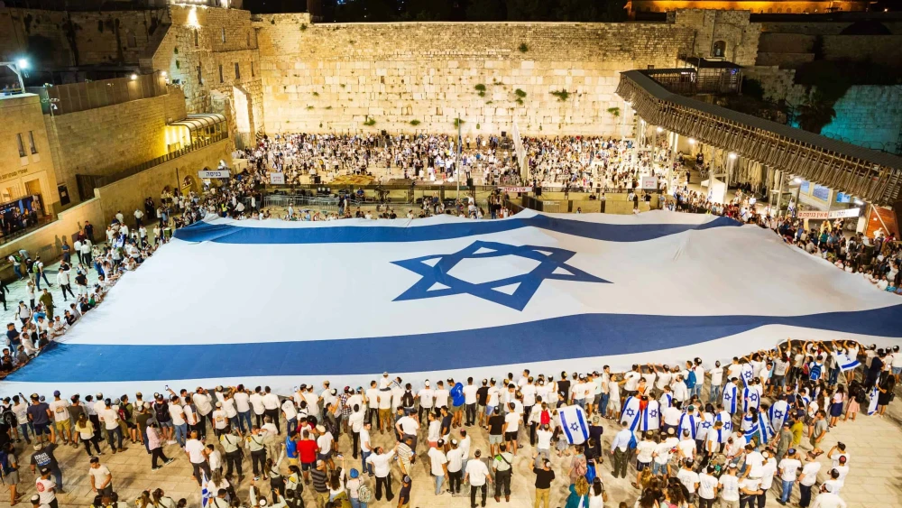 Unfurling the flag on Jerusalem Day eve. Credit: Western Wall Heritage Foundation.