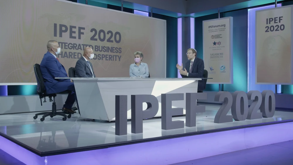 Ashraf Jabari with Ariel Mayor Eli Shaviro and Michal Shalem of “Let’s Grow Israel” with Avi Zimmerman. Photo by Amitai Eisenberg.