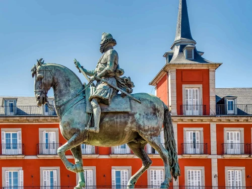 A statue in front of Plaza Mayor, the principal public square in Madrid, Spain. Credit: NextVoyage/Pixabay.