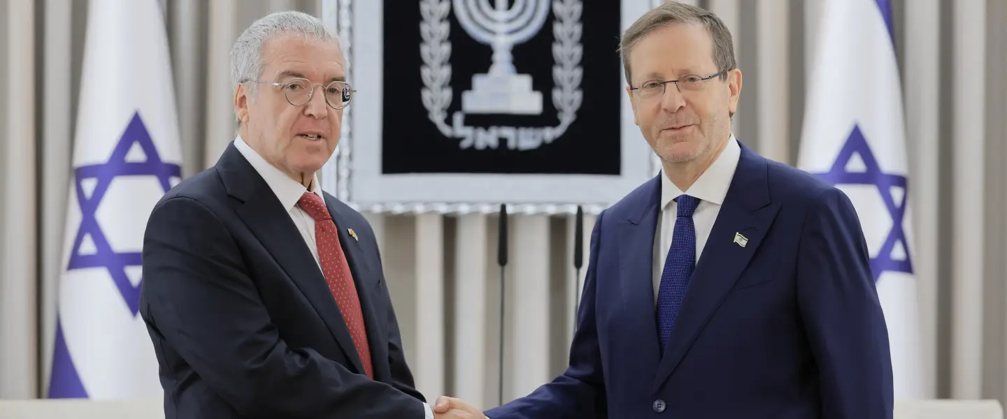 Israeli President Isaac Herzog welcomes Chilean Ambassador Gabriel Alejandro Zaliasnik Schilkurt after he presented his diplomatic credentials at the President’s Residence in Jerusalem, Aug. 3, 2026. Photo by Oz Schechter.