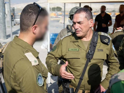 Eyal Zamir speaks with an IDF major at the Allenby Crossing with Jordan on Sept. 19, 2025. Photo credit: IDF Spokesperson's Unit.
