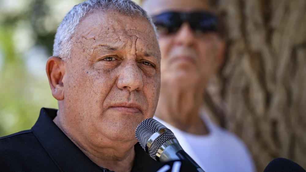 Yashar party chairman Gadi Eisenkot visits Kibbutz Nir Oz, near the Gaza border, as part of his election campaign, Aug. 5, 2026. Photo by Tsafrir Abayov/Flash90.
