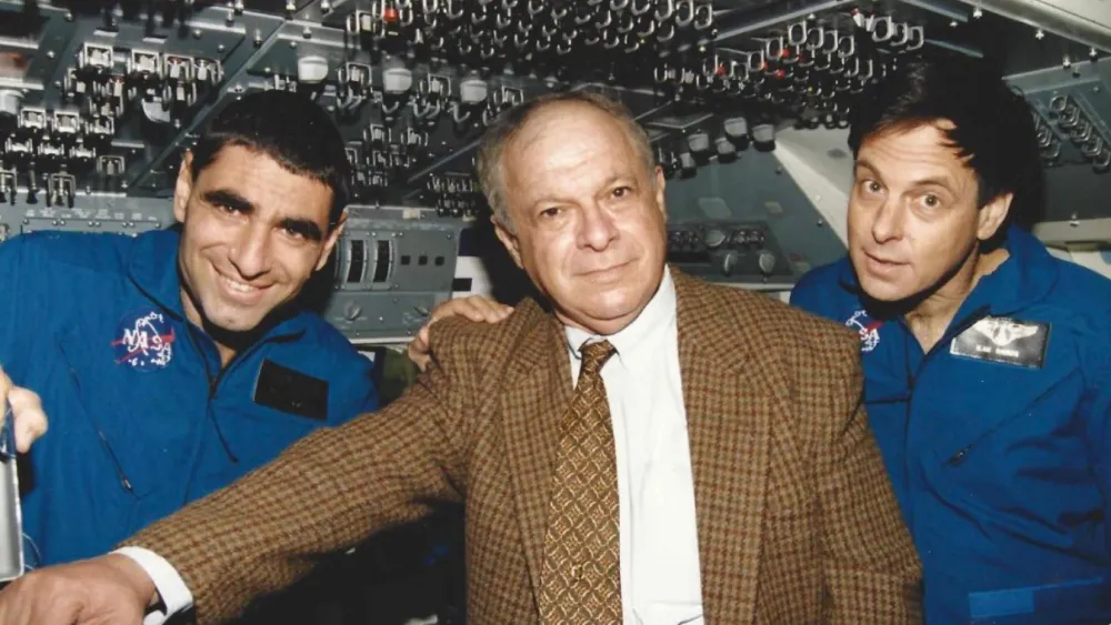 Avi Har-Even (center), former head of the Israel Space Agency, died on June 6, 2021. Source: Twitter.