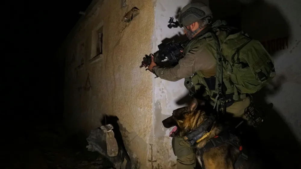 A member of the Givati infantry brigade trains in a simulated urban warfare scenario with his canine companion. Credit: IDF Spokesperson Unit.
