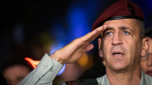 IDF Chief of Staff Lt. Gen. Aviv Kochavi salutes during a ceremony at Hakirya base in Tel Aviv, on Nov. 3, 2016. At the time Kochavi was the head of the IDF's Northern Command. Photo by Flash90.