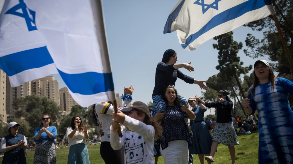 People watch the military air show during Israel's 70th Independence Day celebrations in Sacher Park in Jerusalem on April 19, 2018. Credit: Hadas Parush/Flash90