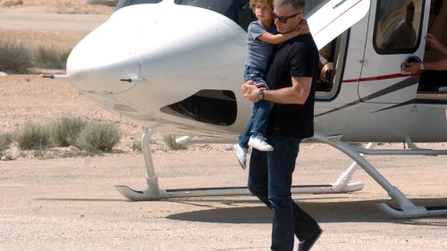 Carrying one of his children, Russian Jewish billionaire Roman Abramovich arrives at the Beresheet Hotel in Mitzpe Ramon in southern Israel on April 14, 2014, Photo by Flash90.