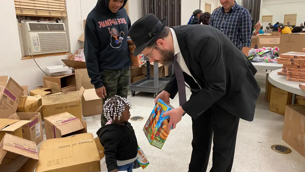 Black and Jewish volunteers in the Jersey City neighborhood of Greenville on Monday partnered up on a charity drive to deliver food and other goods to hundreds of local families in need. Source: Chesky Deutsch via Twitter.