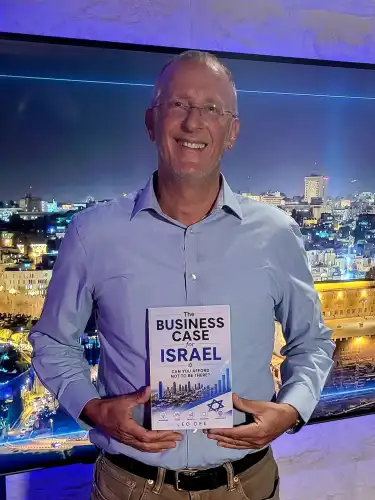 Rabbi Leo Dee holds up a copy of his new book, Aug. 5, 2026. Photo by Steve Linde.