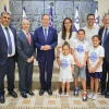 El presidente israelí, Isaac Herzog; el ministro de Aliá e Integración, Ofir Sofer; y los cofundadores de Nefesh B’Nefesh, el rabino Yehoshua Fass y Tony Gelbart, dan la bienvenida a Atara y Jeffrey Douglas (de camisa blanca) y a sus hijos, Emilia, de 6 años; Nathaniel, de 10; y Hallie, de 9, en la Residencia del Presidente en Jerusalén, el 9 de agosto de 2026. Foto: Yonit Schiller/Nefesh B’Nefesh.