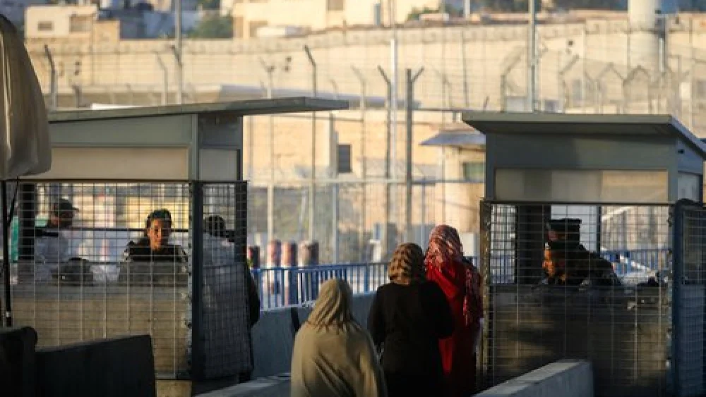 Palestinians cross the Kalandia checkpoint on their way into Jerusalem June 10, 2016. Credit: Flash90.