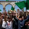 Muslims raise Hamas flags on the Temple Mount in Jerusalem, May 7, 2021. Photo by Jamal Awad/Flash90.