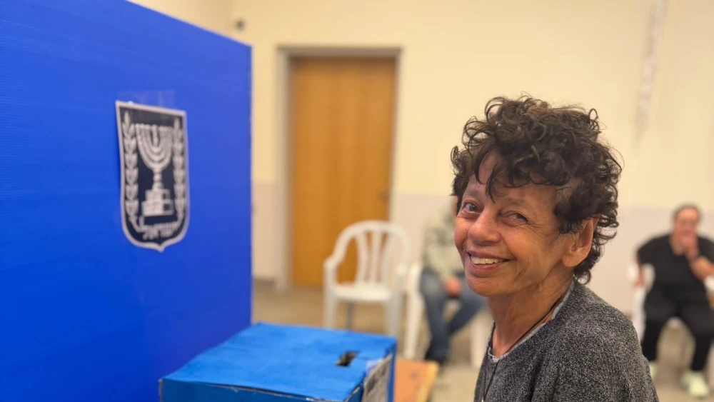 A woman votes at an Israel Elwyn practice ballot box on Oct. 25, 2026. Credit: Courtesy of Israel Elwyn.
