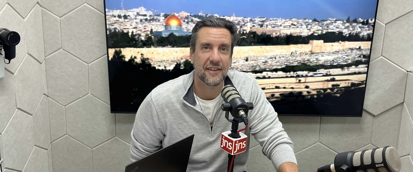 U.S. talk radio host Clay Travis broadcasts live from the JNS studios in Jerusalem.