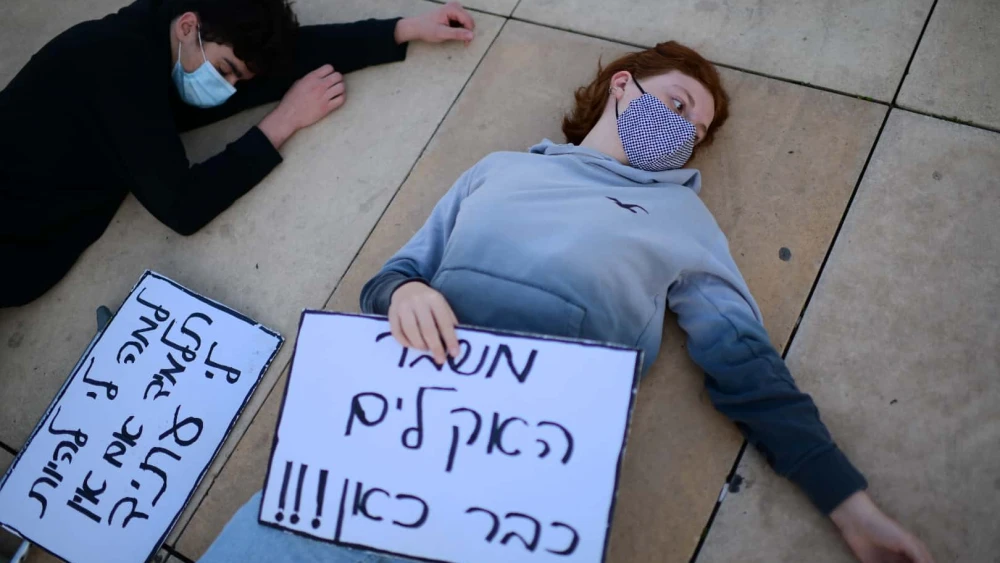 Israelis attend a rally calling for action against the climate change, at Habima Square in Tel Aviv, Dec. 20, 2020. Photo by Tomer Neuberg/Flash90.