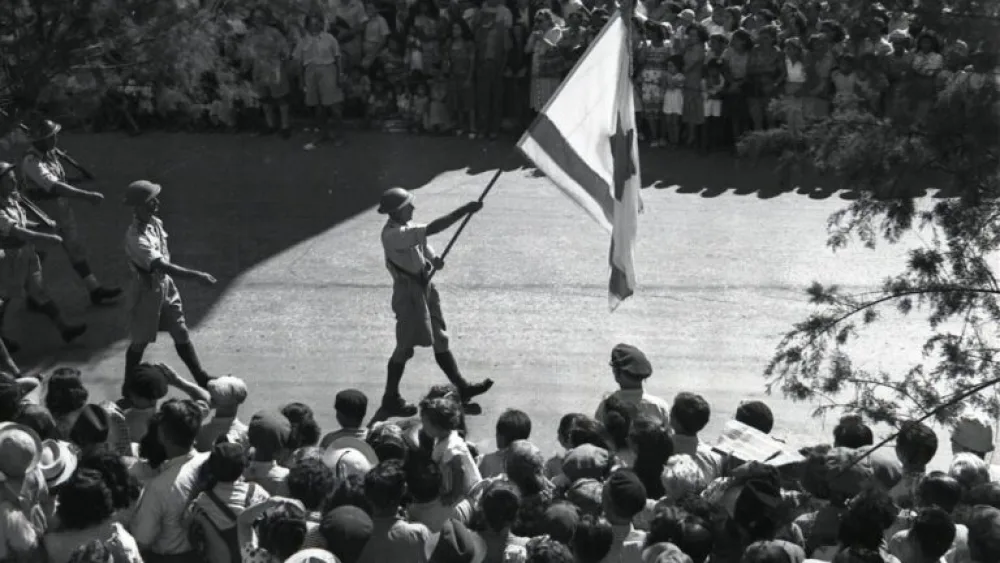 The 1949 Independence Day march in Tel Aviv didn’t manage to complete its course due to overenthusiastic crowds. Photo by Boris Karmi, Meitar Collection, The Pritzker Family National Photography Collection, National Library of Israel.