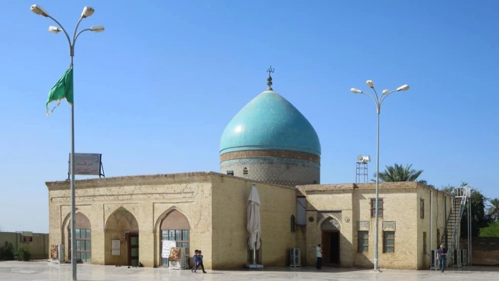 This Shi’ite mosque next to the Tigris River at Uzair, Iraq, contains the tomb of the biblical prophet Ezra (Al-ʻUzair). The rear section on the right was originally a synagogue, and numerous Hebrew inscriptions remain. Credit: David Stanley via Wikimedia Commons.