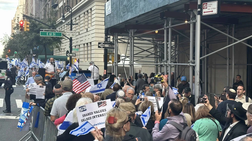 A rally in favor of unity (foreground), and across the street, a rally against the Israeli government's judicial reform in Manhattan on Sept. 21, 2023. Photo by Elishama Marmon.