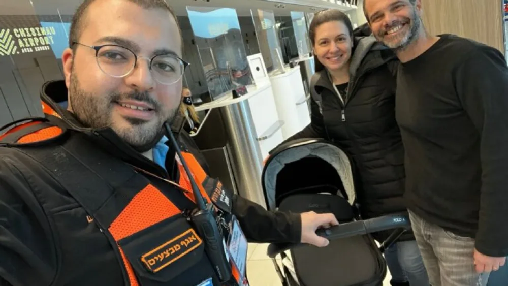 Aharon Ben Harush, United Hatzalah’s deputy commander of the relief mission to the Ukrainian-Moldovan border, right, and UH volunteer Vicky Tiferet, second from left, with the Israeli parents of a baby born to a Ukrainian surrogate. Photo courtesy of United Hatzalah