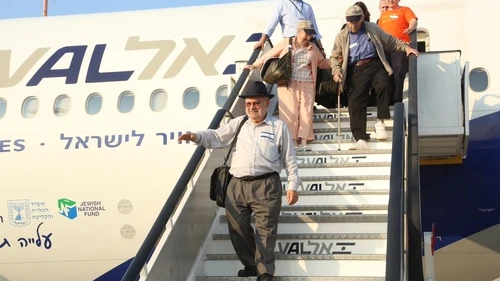 Holocaust survivor Jose (Yosef) Lefkowitz, pictured in front, arrives in Israel after making aliyah two years ago. Credit: Sasson Tiram/Nefesh B'Nefesh.